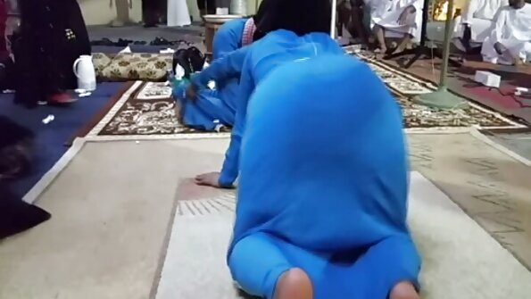 गधा माया गर्ने एक श्यामला सोफा मा anally fucked भइरहेको छ