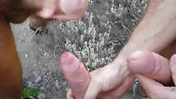 एउटा गोरोले आफ्नो गधा ठूलो कडा कुकुरले जोडिएको महसुस गर्छ