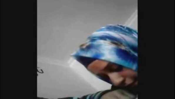 ट्याटूसहितको छोटो कपाल भएको गोरो सोफेमा फकाइएको छ